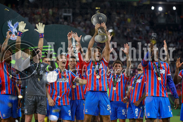 27.05.2026, EUR, Fussball, Herren, Conference League Finale, Saison 2025/2026, Crytsal Palace F.C. - Rayo Vallecano de Madrid | Chadi Riad (Crystal Palace, 34) hebt den Pokal hoch