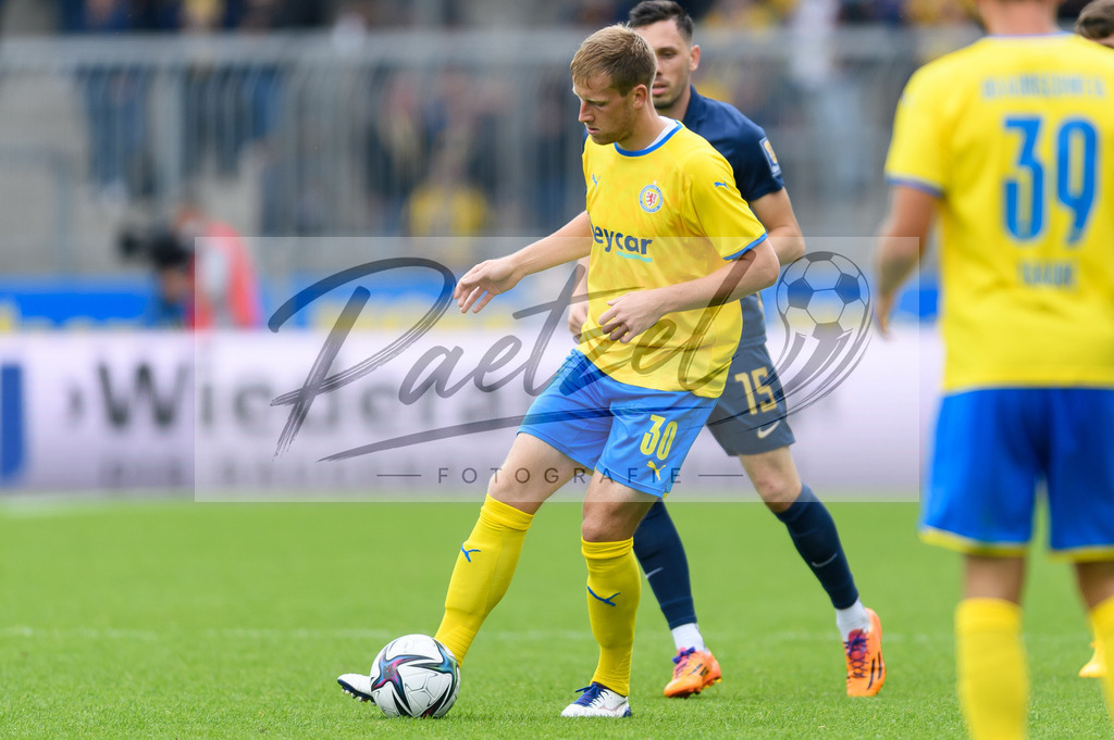 EBSTSV20210828_163 | Fussball, Herren: Brian Behrendt (Eintracht Braunschweig) in Aktion, am Ball, Einzelaktion beim Spiel der 3. Liga zwischen Eintracht Braunschweig und TSV 1860 Muenchen im Eintracht-Stadion am 28.08.2021 in Braunschweig, Deutschland.DFB / DFL REGULATIONS PROHIBIT ANY USE OF PHOTOGRAPHS AS IMAGE SEQUENCES AND/OR QUASI-VIDEO. - Realisiert mit Pictrs.com