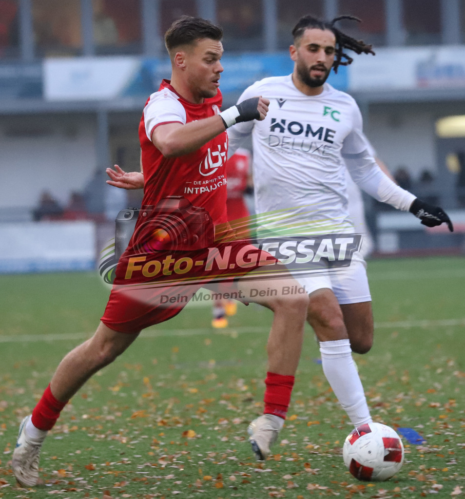 FC RW Kirchlengern - FC Lübbecke | Auf dem Bild zu sehen: rot FC RW Kirchlengern: Jarno Kassebaum ; weiß FC Lübbecke: Samir BouachriaFC RW Kirchlengern, FC Lübbecke, Saison 25/26, Landesliga, Kirchlengern, Deutschland - Realisiert mit Pictrs.com