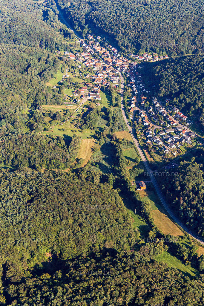 Ortsansicht von Südosten | Luftbild: Ortsansicht von Südosten in Waldrohrbach im Bundesland Rheinland-Pfalz in Deutschland. Foto: IMG_143225.jpg vom 06.08.2024 durch ©2025 Werner Riehm fly-foto.de/copyright - Realisiert mit Pictrs.com