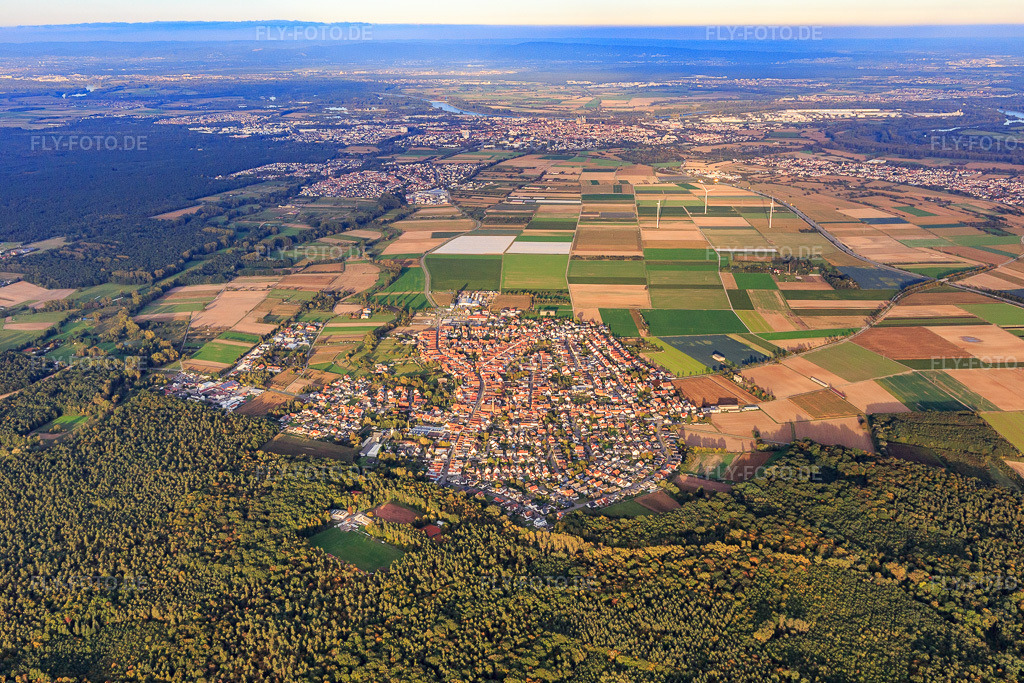 Luftbild: Ortsansicht aus Südwesten in Harthausen im Bundesland Rheinland-Pfalz in Deutschland. Foto: IMG_103854.jpg vom 01.10.2017 durch Werner Riehm/FLY-FOTO.de