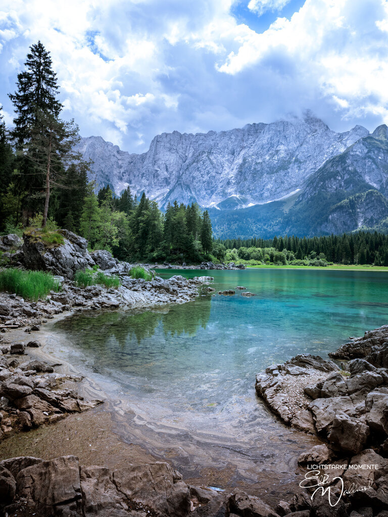 Travisio Lago di Fusine Inferiore | Herzlich willkommen auf meiner Seite! Ich bin Elke Wallnisch, Deine Fotografin für lichtstarke Momente. Der Name steht für alles, was mich mit der Fotografie verbindet: Das Licht und seine machtvolle Wirkung auf eine Situation oder unsere Stimmung - Realisiert mit Pictrs.com