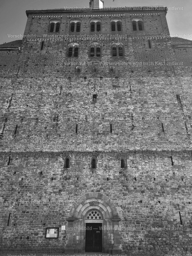 Havelberg | Das Bild zeigt das imposante Westwerk (den Westbau bzw. den Turm) des Havelberger Doms St. Marien in Havelberg (Sachsen-Anhalt). - Realisiert mit Pictrs.com