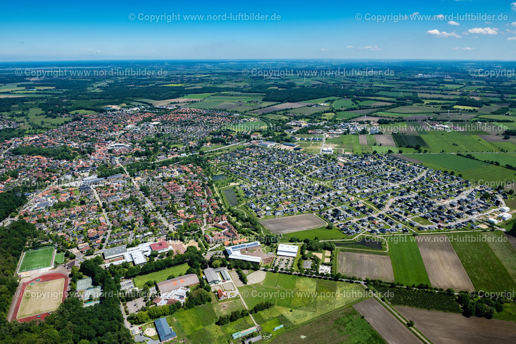 Harsefeld_ELS_6147030622 | HARSEFELD 03.06.2022 Wohngebiet - Mischbebauung der Mehr- und Einfamilienhaussiedlung am Leerkenweg - Neuenteicher Weg in Harsefeld im Bundesland Niedersachsen, Deutschland. // Residential area - mixed development of a multi-family housing estate and single-family housing estate in Harsefeld in the state Lower Saxony, Germany. Foto: Martin Elsen
