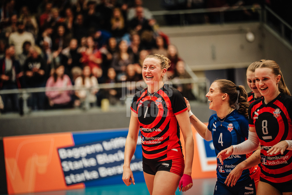 Volleyball | Frauen | Saison 2025/2026 | Volleyball Bundesliga | ETV Hamburger Volksbank Volleys vs. VC Wiesbaden | 14.03.2026 | ETV freut sich, v.l. Leonie Körtzinger (#7, ETV Hamburger Volksbank Volleys), Sarah Stiriz (#4, ETV Hamburger Volksbank Volleys), Fiona Dittmann (#14, ETV Hamburger Volksbank Volleys) und Zoe Konjer (#8, ETV Hamburger Volksbank Volleys)