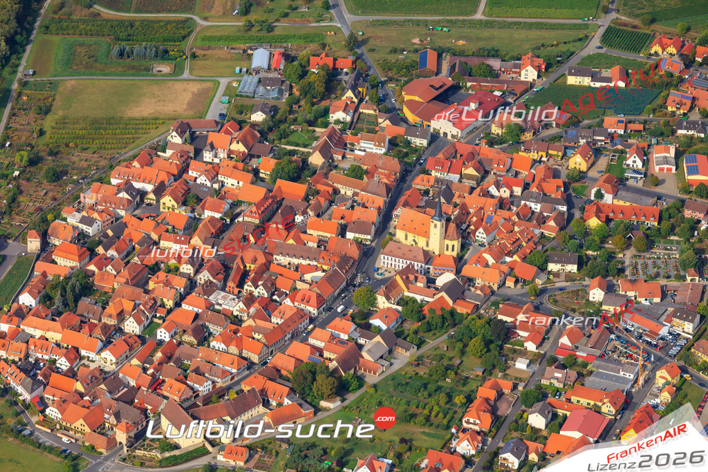 Die Luftaufnahme der Stadt Sommerach wurde vom UL-Flugzeug heraus erstellt ( keine Drohne )- hohe Auflösung für beste Qualität