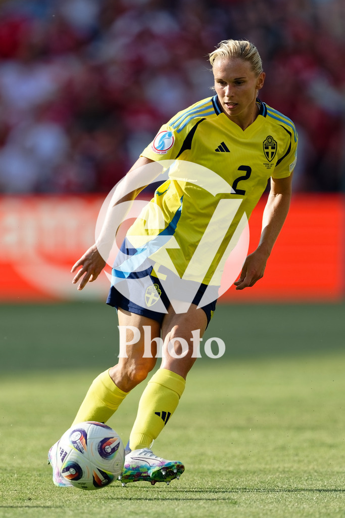 Denmark v Sweden - UEFA Women's EURO 2025 Group C | GENEVA, SWITZERLAND - JULY 4: Jonna Andersson of Sweden passes the ball  during the UEFA Womens EURO 2025 Group C match between Denmark and Sweden at Stade de Geneve on July 4, 2025 in Geneva, Switzerland. (Photo by Giuseppe Velletri/Sports Press Photo/Getty Images)