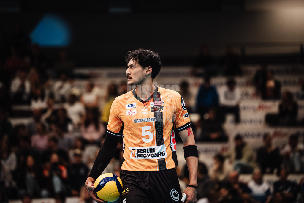 Volleyball | Herren | Saison 2025/2026 | Volleyball Ligacup | Finale | SVG Lüneburg vs. Berlin Recycling Volleys | 12.10.2024 | Nehemiah Mote (#5, BERLIN RECYCLING Volleys) auf dem Weg zum Aufschlag