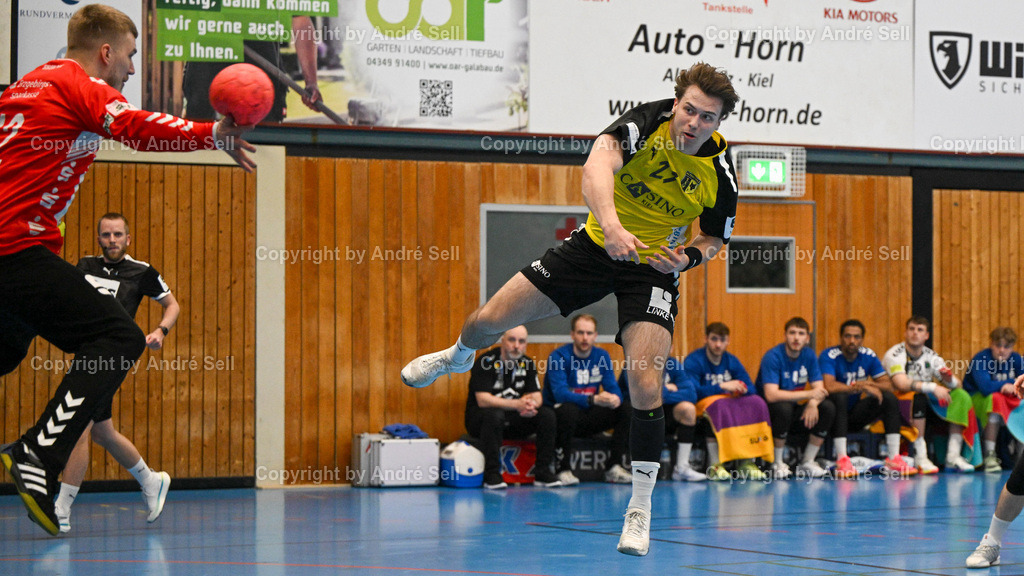 TSV Altenholz vs EHV Aue | Nicolas Kahmke (TSVA #23 trifft hier zum 5-2) vs Armis Priskus (Aue #12) / Handball 3. Liga Nord-Ost Männer 2025/2026 / TSV Altenholz vs EHV Aue / Edgar-Meschkat-Halle / Altenholz / 18.04.26 - Realisiert mit Pictrs.com