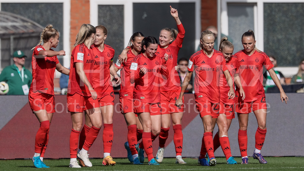 Fussball, Google Pixel Frauen-Bundesliga, SV Werder Bremen - FC Bayern München | v.li.: Spielerinnen vom FC Bayern München mit Torjubel, Jubel, jubeln, jubelt, optimistisch, Spielszene, Highlight, Freude über das Tor zum 0:1, DIE DFB-RICHTLINIEN UNTERSAGEN JEGLICHE NUTZUNG VON FOTOS ALS SEQUENZBILDER UND/ODER VIDEOÄHNLICHE FOTOSTRECKEN. DFB REGULATIONS PROHIBIT ANY USE OF PHOTOGRAPHS AS IMAGE SEQUENCES AND/OR QUASI-VIDEO.