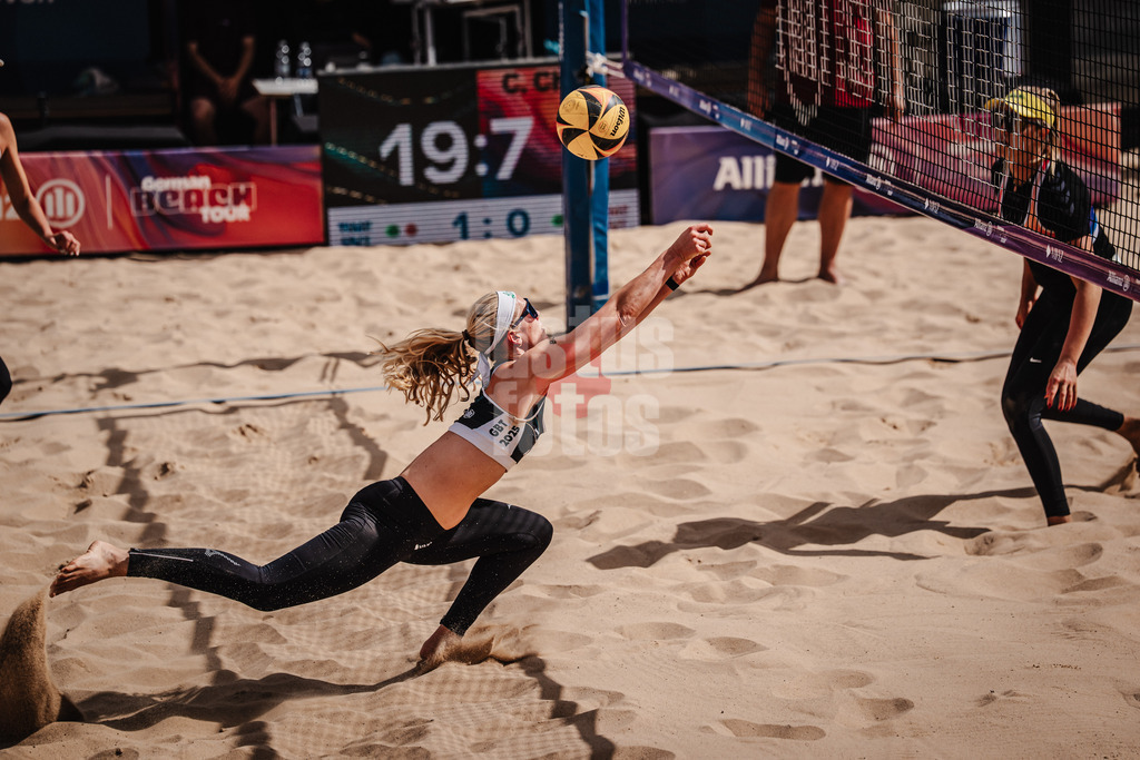 Beachvolleyball | Frauen | Allianz German Beach Tour 2025 | Tourstop Berlin | 22.08.2025 | Anna Behlen springt zum Ball