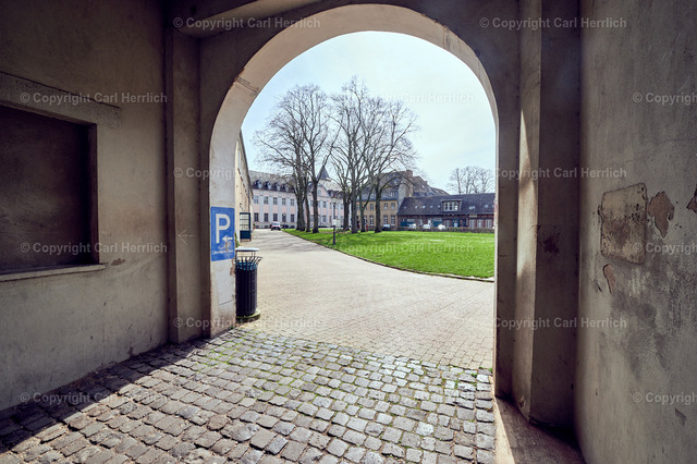 Knechtsteden/Hofeingang Missionshaus | High End Portraits. Einzelportrait Paarportrait Gruppenportrait Künstlerportrait Bandportzait Bühnenfotografie Fashion Lifestyle Urbanlife  - Realisiert mit Pictrs.com