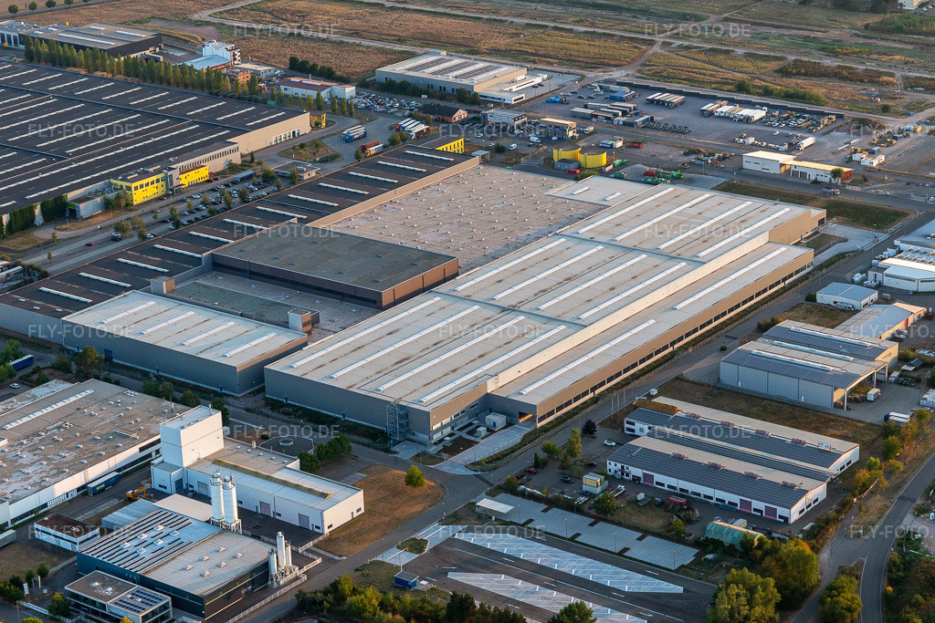 Luftbild: Mercedes-Benz Logistikcenter im Interpark in Offenbach an der Queich im Bundesland Rheinland-Pfalz in Deutschland. Foto: IMG_133848.jpg vom 16.08.2022 durch Werner Riehm/FLY-FOTO.deWWW.MERCEDES-BENZ.COM