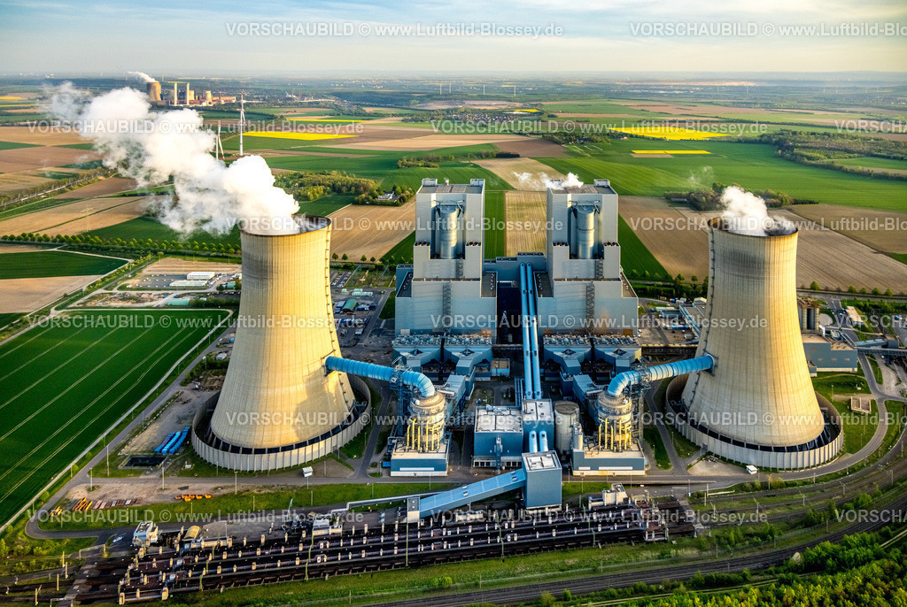 Grevenbroich240403991NeurathRWE_PowerKraftwerkNeurathBOA 2_3 | Luftbild, RWE Power AG Braunkohlenkraftwerk Neurath BoA 2 und 3, die Abendsonne über der Landschaft, hinten das RWE Power AG Kraftwerk Niederaußem, Neurath, Grevenbroich, Rheinland, Nordrhein-Westfalen, Deutschland