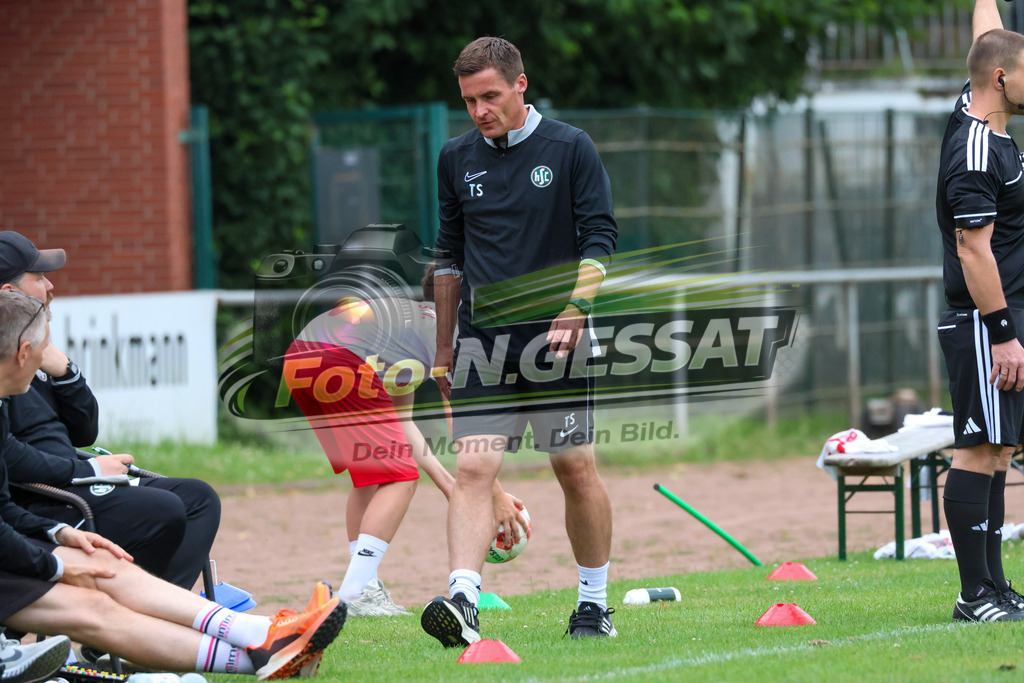TuS Bersenbrück - HSC Hannover | Auf dem Bild zu sehen: grün HSC Hannover Trainer: Timo Struckmeier  TuS Bersenbrück, HSC Hannover, Saison 25/26, Testspiel, Bünde, Deutschland - Realisiert mit Pictrs.com