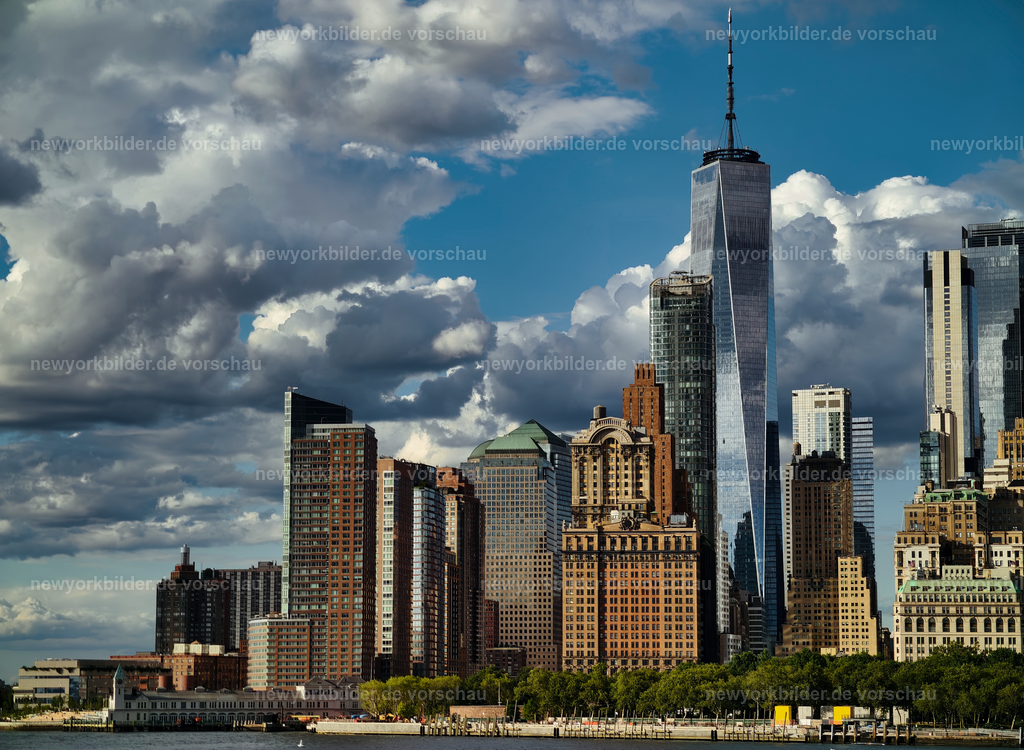 Kostenloser Blick auf Manhattan und Lady Liberty mit der Staten Island Ferry | Die Staten Island Ferry ist einer der besten ehemaligen Geheimtipps in New York – und das völlig kostenlos. Wer in Manhattan ablegt, sollte sich einen Platz hinten oder auf der rechten Seite sichern, um einen spektakulären Blick auf die Skyline und die Freiheitsstatue/Lady Liberty zu genießen. Die Fahrt über den Hudson und East River eröffnet eine Perspektive, die man sonst nur von teuren Bootstouren kennt: Wolkenkratzer, Brücken und die ikonische Lady Liberty im perfekten Panorama. Auf dem Rückweg gilt das Gegenteil – links sitzen für den besten Blick auf Manhattan. Dieses Foto fängt die Leichtigkeit des Sommers und die Magie einer einfachen, aber unvergesslichen Erfahrung ein. Die Staten Island Ferry ist mehr als ein Transportmittel – sie ist ein Stück New Yorker Kultur, das jedem Besucher die Schönheit der Stadt aus einer einzigartigen Perspektive zeigt.