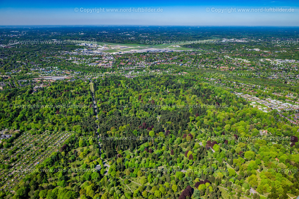 Hamburg_Ohlsdorfer_Friedhof_bis_Fuhlbüttel_Flughafen_ELS_4074010525_Kopie | HAMBURG 27.04.2025 Grabreihen auf dem Gelände des Friedhofes "Friedhof Ohlsdorf" in den Parkanlagen an der Fuhlsbüttler Straße in Hamburg, Deutschland. Weiterführende Informationen bei: Hamburger Friedhöfe. // Grave rows on the grounds of the cemetery "Friedhof Ohlsdorf" in the park on Fuhlsbuettler Strasse in Hamburg, Germany. Further information at: Hamburger Friedhoefe. Foto: Martin Elsen