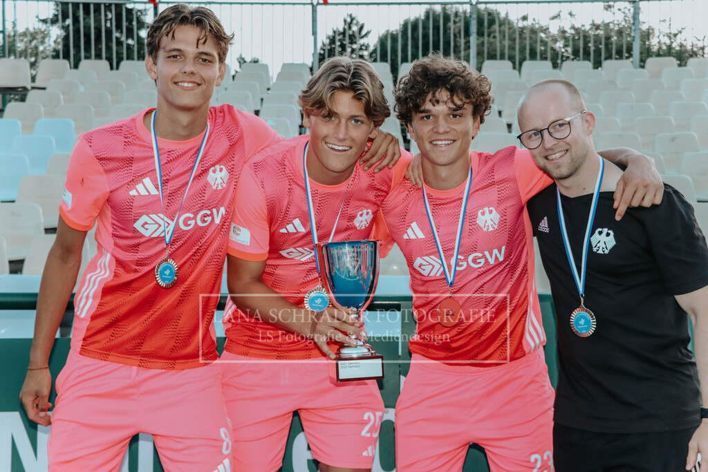 EM_MU18_F_GER-BEL_Lille_bearbeitet_Pokalbilder (104 von 137) | lanaschraderfotografie - Realisiert mit Pictrs.com