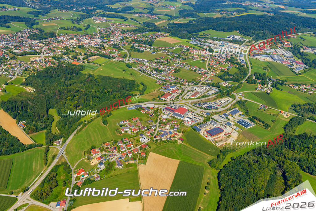 Luftaufnahme der Stadt Hutthurm - Die Luftaufnahme wurde 2025 vom UL-Flugzeug heraus erstellt ( keine Drohne ) - Hochauflösende Luftaufnahme - für professionelle Ausdrucke geeignet. Die Geschenkidee !Mit Lizenz und Bildrechte bestellbar