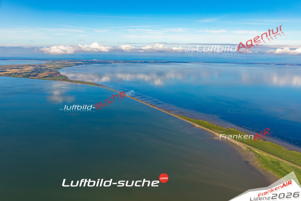 Die Luftaufnahme Hindenburgdamm Nordsee - Sylt wurde 2022 vom Flugzeug aus (keine Drohne) erstellt. Hohe Auflösung -für große Poster und Wandbilder geeignet - Garantiert!