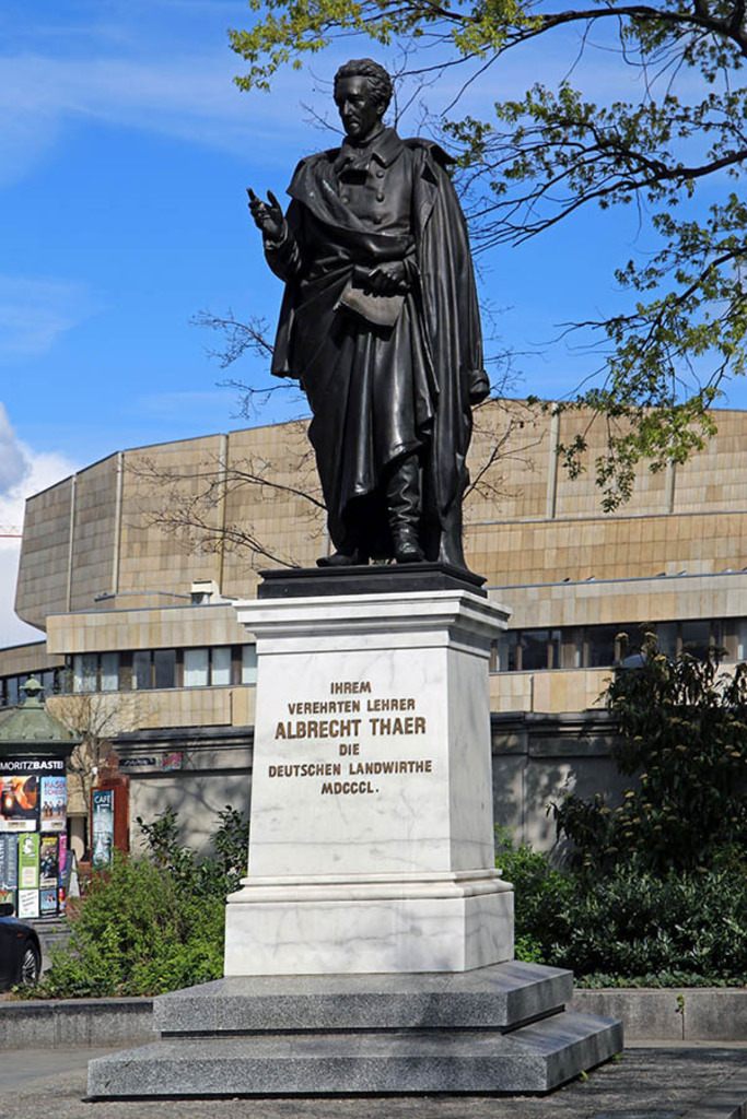 Albrecht-Thaer-Denkmal | Das Team hinter BILDLEXIKON LEIPZIG bündelt historische wie aktuelle Informationen über die Stadt Leipzig in Text und Bild auf einer Plattform und stellt diese der interessierten Öffentlichkeit zur Verfügung.