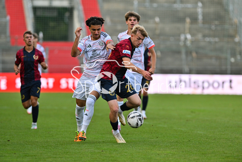SpVgg Unterhaching - FC Bayern Amateure | im Duell Adin LICINA (FC Bayern Muenchen II 7) und Andy BREUER (Haching 26) / Zweikampf / Regionalliga Bayern: SpVgg Unterhaching - FC Bayern München II; Uhlsport Park am 15.08.2025