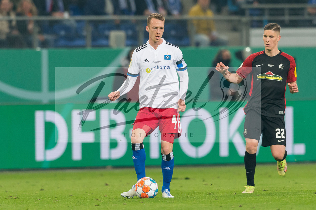 HSVSCF20220419_371 | Fussball, Herren: Sebastian Schonlau (Hamburger SV) in Aktion, am Ball, Einzelaktion beim DFB-Pokal-Halbfinalspiel zwischen Hamburger SV und SC Freiburg im Volksparkstadion am 19.04.2022 in Hamburg, Deutschland.DFB / DFL REGULATIONS PROHIBIT ANY USE OF PHOTOGRAPHS AS IMAGE SEQUENCES AND/OR QUASI-VIDEO. - Realisiert mit Pictrs.com