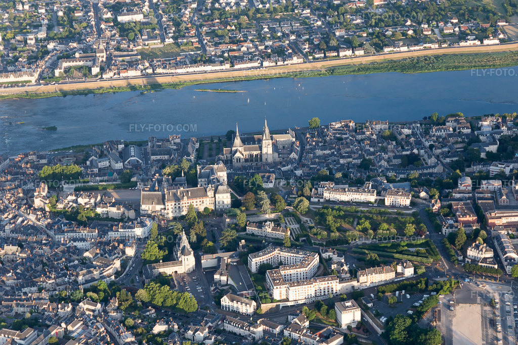 Aerial view: View of the town in Blois in the state Loir et Cher, France. – Photo: IMG_101030.jpg taken on 06/23/2017 by Werner Riehm/FLY-FOTO.com – Resolution of the original: 5472 x 3648 px