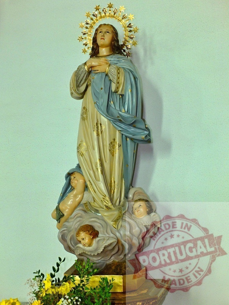 Immaculate Conception statue praying with cherubs and golden halo | Polychrome wooden statue of the Virgin Mary with golden halo and cherubs praying inside a church - Realized with Pictrs.com