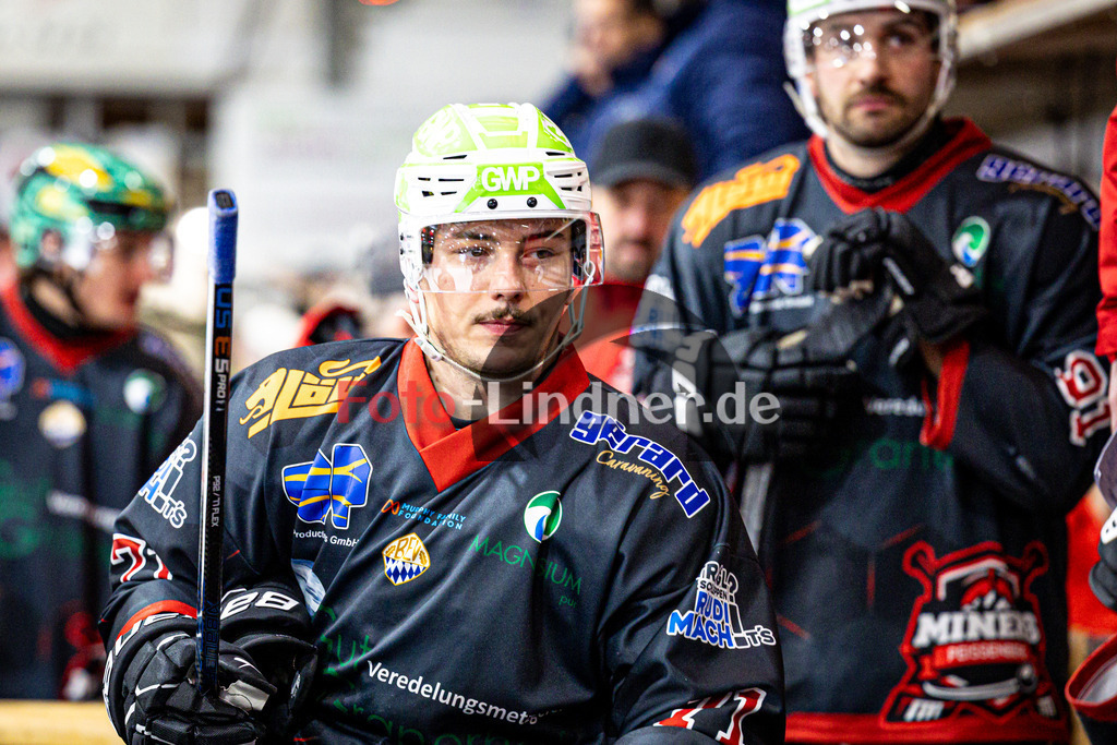 Peißenberg MINERS gegen ESV Burgau 2000 | Eishockey Bayernliga 2025/26 Vorrunde 21. Spieltag, Peißenberg MINERS gegen ESV Burgau 2000, 20251226,Manuel SINGER (MINERS 71) auf der Bank,2025-12-26 in Peißenberg (flatbuy Arena Peißenberg), Manuel SINGER (MINERS 71)Copyright: WolfgangxLindner www.foto-lindner.de