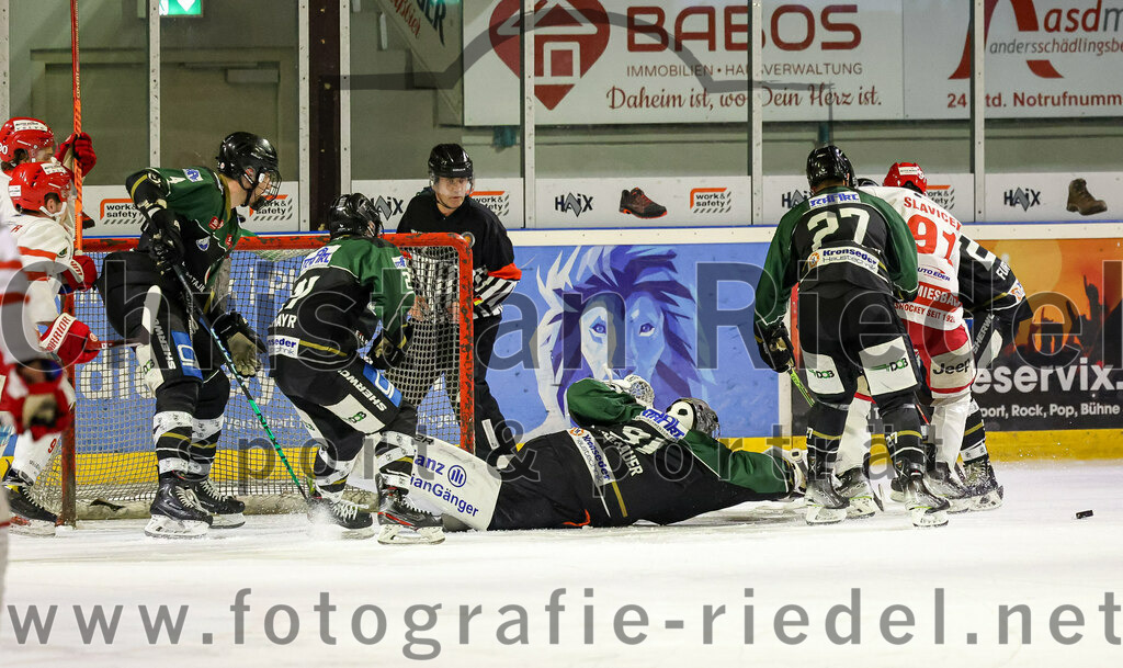 2023-03-10_096_TSV_Erding_gegen_TEV_Miesbach | Erding, Deutschland, 10.03.2023:
Eishockey, Bayernliga Playoffs 2022 / 2023, Halbfinale, TSV Erding gegen TEV Miesbach, Endergebnis: 2:0

Simon Franz (Erding Gladiators, #4), Torwart Christoph Schedlbauer (Erding Gladiators, #31), Mark Waldhausen (Erding Gladiators, #27), Bohumil Slavicek (TEV Miesbach, #91)

Foto: Christian Riedel / fotografie-riedel.net