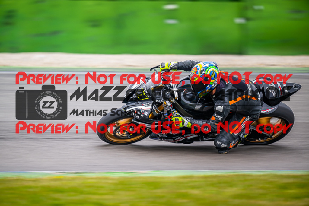 MaZZes_FotoMatrix_230410_2814-2 | WEISS