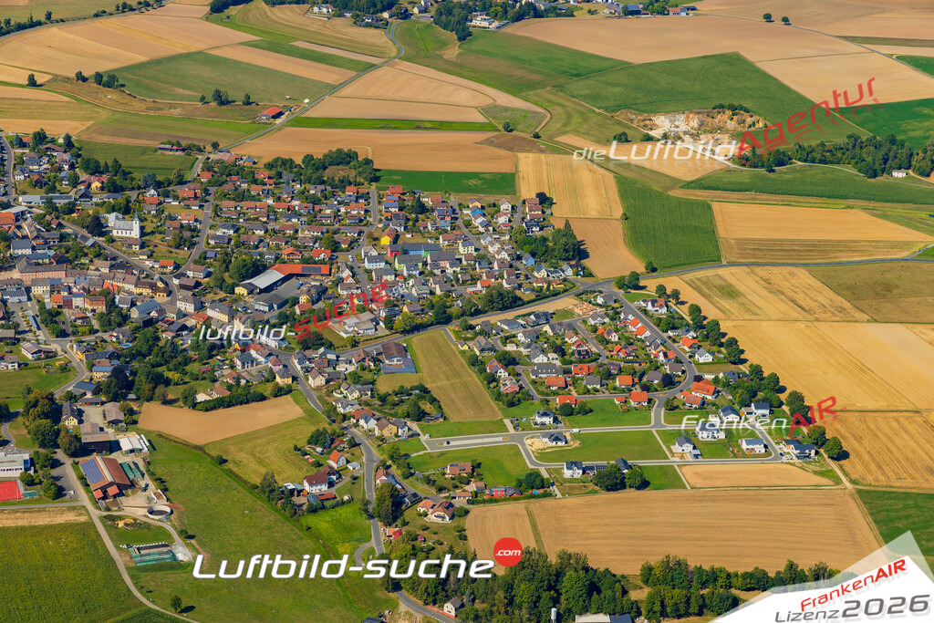 Luftaufnahme der Stadt Thiersheim - Die Luftaufnahme wurde 2025 vom UL-Flugzeug heraus erstellt ( keine Drohne ) - Hochauflösende Luftaufnahme - für professionelle Ausdrucke geeignet. Die Geschenkidee !Mit Lizenz und Bildrechte bestellbar