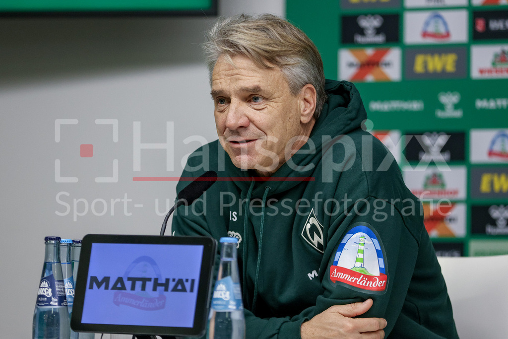Fussball, Bundesliga, SV Werder Bremen - 1. FC Union Berlin | Horst Steffen (Trainer, Cheftrainer, SV Werder Bremen) während der Pressekonferenz, Portrait, Nahaufnahme, Einzelfoto, Einzelbild, DIE DFL-RICHTLINIEN UNTERSAGEN JEGLICHE NUTZUNG VON FOTOS ALS SEQUENZBILDER UND/ODER VIDEOÄHNLICHE FOTOSTRECKEN. DFL REGULATIONS PROHIBIT ANY USE OF PHOTOGRAPHS AS IMAGE SEQUENCES AND/OR QUASI-VIDEO.