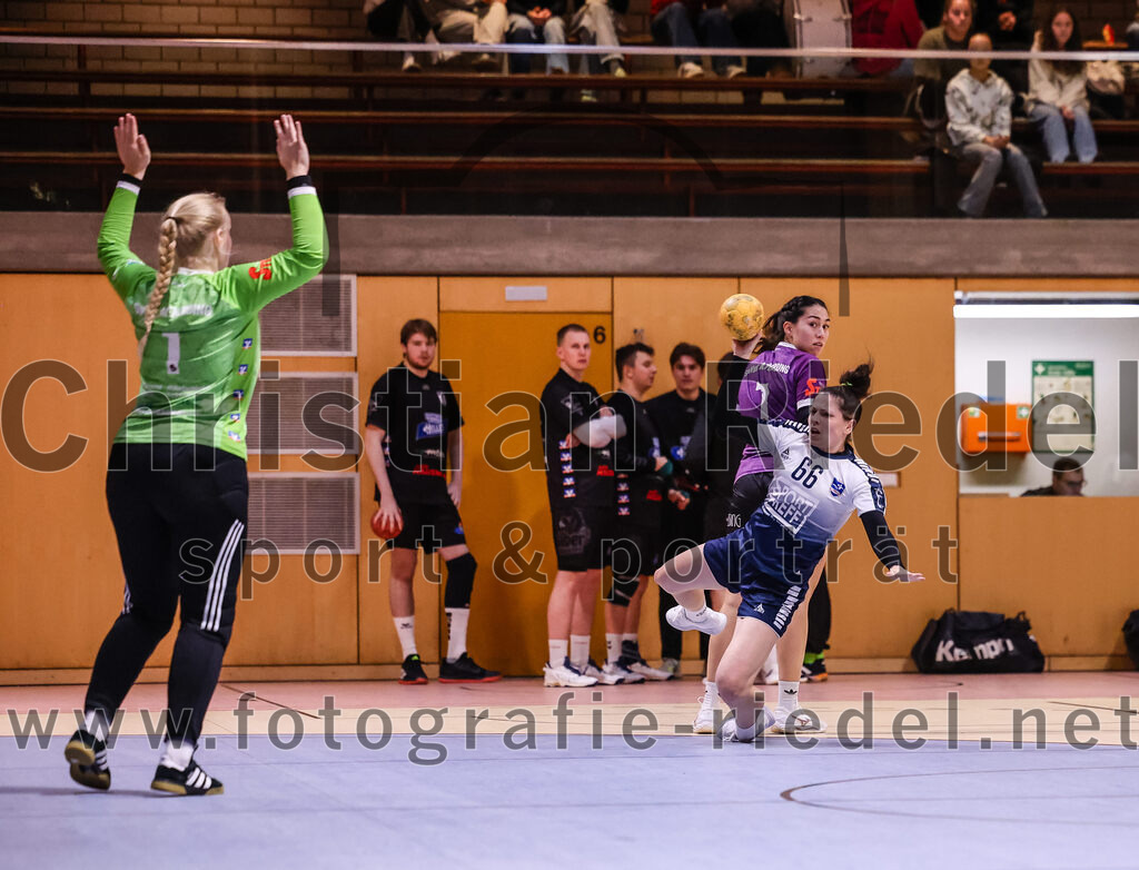 2024-11-24_042_SpVgg_Altenerding_gegen_HC_Donau-Paar_II | Erding, Deutschland, 24.11.2024:Handball, Bezirksoberliga Frauen Altbayern 2024 / 2024, 6. Spieltag, SpVgg Altenerding gegen HC Donau/Paar II, Endergebnis: 24:24Torfrau Hanna Obermair (SpVgg Altenerding, #1), Michelle Gruber (SpVgg Altenerding, #7), Julia Fuchs (HC Donau/Paar, #66)Foto: Christian Riedel / fotografie-riedel.net