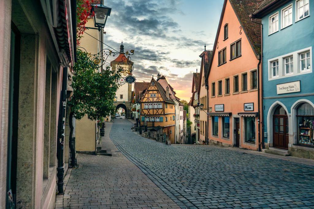 Plönlein-3 | Rothenburg ob der Tauber. Nur hier gibt es Exklusive und passend zur Jahreszeit Ihr Wandbild, T-Shirt, Tasse und alles was das Rothenburg Herz begehrt. - Realisiert mit Pictrs.com