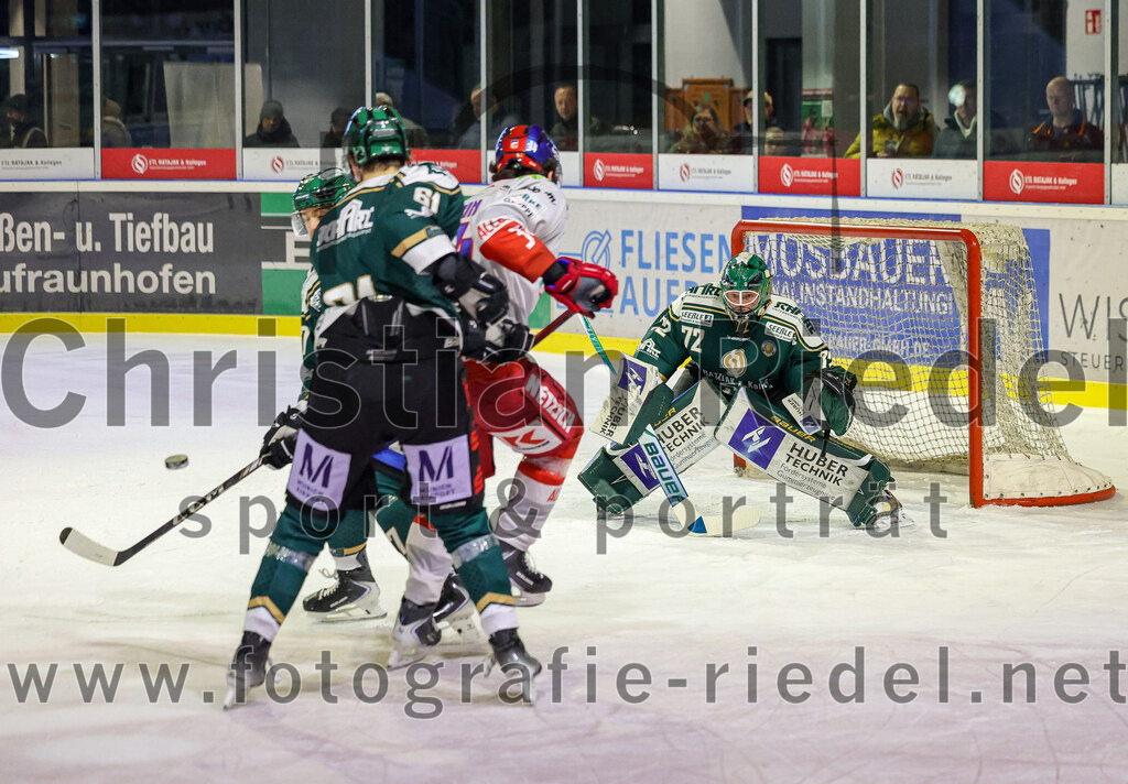 2025-11-16_093_TSV_Erding_gegen_Selber_Woelfe | Erding, Deutschland, 16.11.2025:Eishockey, Oberliga Süd 2025 / 2026, 17. Spieltag, TSV Erding gegen Selber Wölfe, Endergebnis: 3:1Moritz Köttstorfer (Erding Gladiators, #61), Torwart David Zabolotny (Erding Gladiators, #72)Foto: Christian Riedel / fotografie-riedel.net