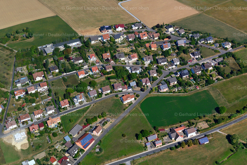 3650588 | UNTERALTERTHEIM 13.09.2016 Landwirtschaftliche Nutzflächen und Feldgrenzen  umsäumen das Siedlungsgebiet des Dorfes in Unteraltertheim im Bundesland Bayern, Deutschland // Agricultural land and field boundaries surround the settlement area of the village  in Unteraltertheim in the state Bavaria, Germany Foto: Gerhard Launer