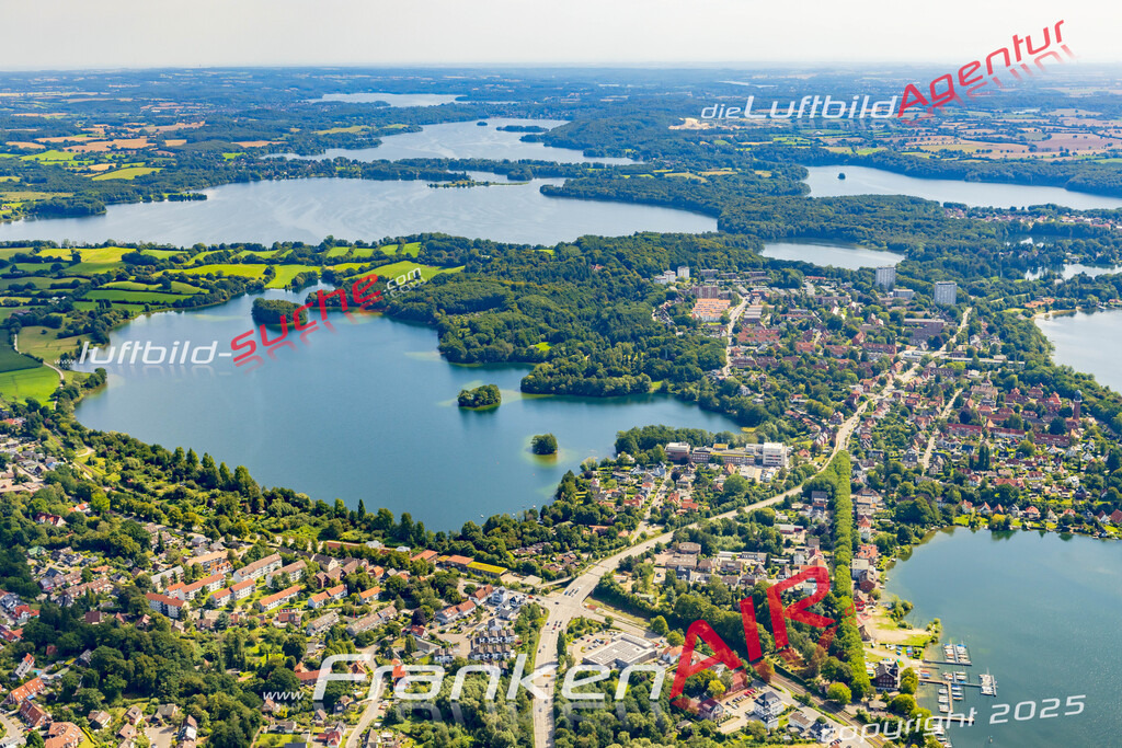 Neue Luftbildaufnahme der Stadt Plön - Das Luftbild wurde 2025 vom UL-Flugzeug heraus erstellt ( keine Drohnenaufnahme ) - Hochauflösende Luftaufnahme - für Wandbilder und großformatige Ausdrucke geeignet. Das besondere Geschenk!Hier alle&nbsp;Infos zur Lizenzierung der LuftaufnahmeWir fliegen auch dieses Jahr wieder in Ihre Region um Luftbilder zu erstellen.- Luftbild anfragen