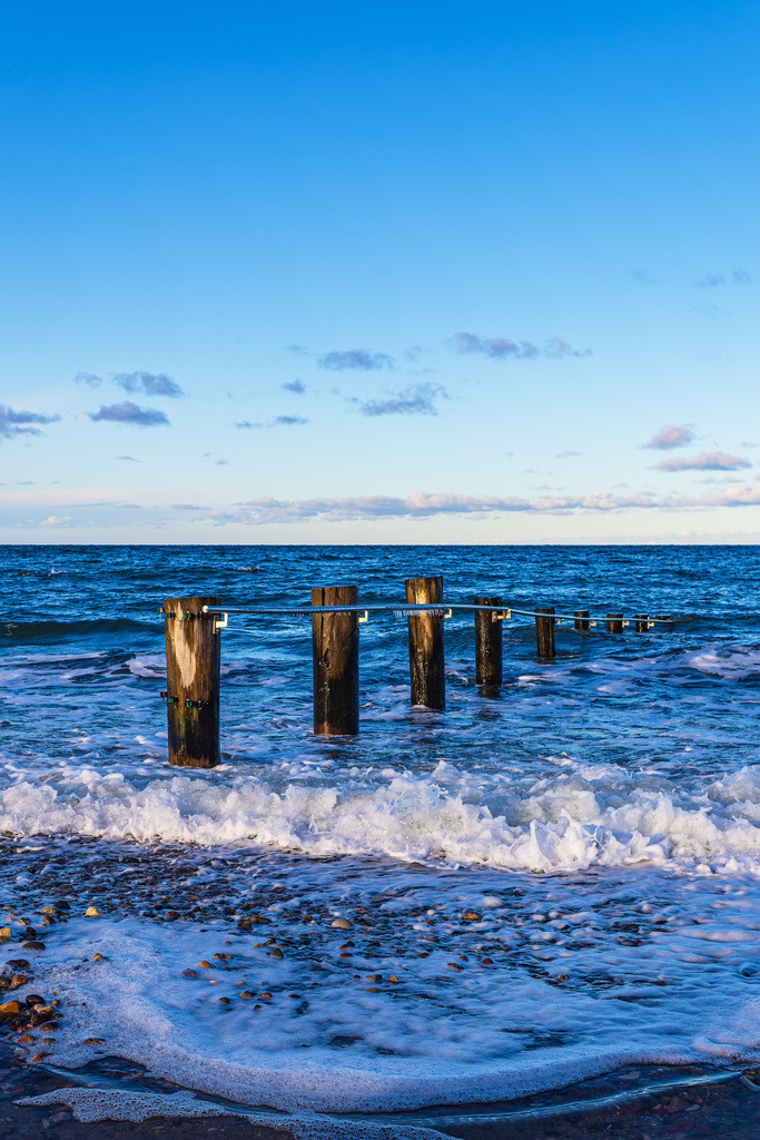 Wellen und Buhne am Strand der Ostsee in Heiligendamm | Wellen und Buhne am Strand der Ostsee in Heiligendamm.