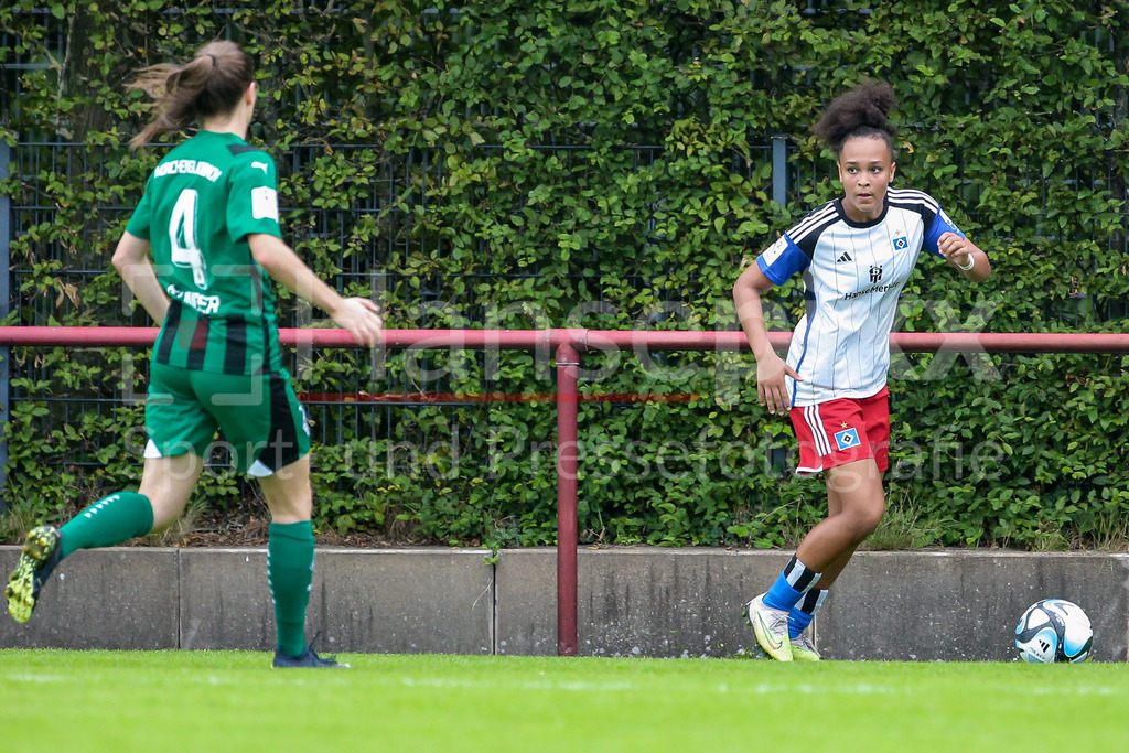 Fussball, 2. Frauen-Bundesliga, Hamburger SV - Borussia Möchengladbach | v.li.: Lisa Baum (Hamburger SV, 11) am Ball, Einzelbild, Ganzkörper, Aktion, Action, Spielszene, DIE DFB-RICHTLINIEN UNTERSAGEN JEGLICHE NUTZUNG VON FOTOS ALS SEQUENZBILDER UND/ODER VIDEOÄHNLICHE FOTOSTRECKEN. DFB REGULATIONS PROHIBIT ANY USE OF PHOTOGRAPHS AS IMAGE SEQUENCES AND/OR QUASI-VIDEO.