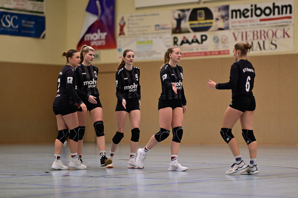 Faustball I Frauen I Saison 2025-2026 I Bundesliga Nord I 7c. Spieltag I MTV Wangersen - Ohligser TV | Der Sportfotograf. - Realisiert mit Pictrs.com