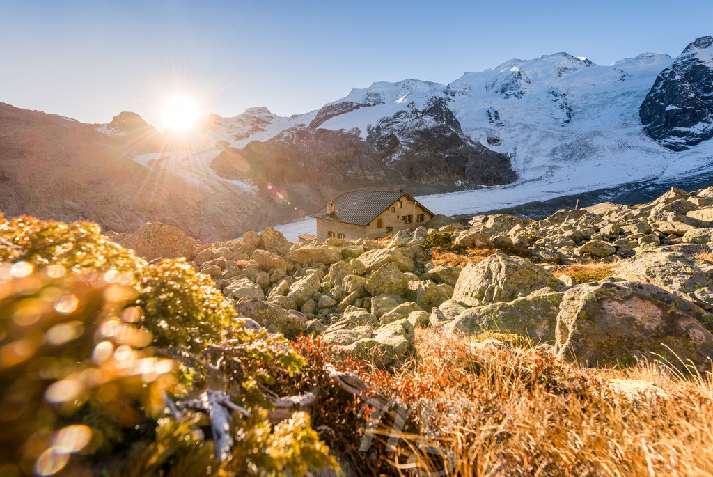 Sonnenaufgang über der Bovalhütte und Morteratschgletscher, Graubünden, Schweiz | Die ideale Geschenkidee für Naturliebhaber. Naturbilder von Marcel Gross Photography für ihr Zuhause in den verschiedensten Formaten und Materialien. - Realisiert mit Pictrs.com