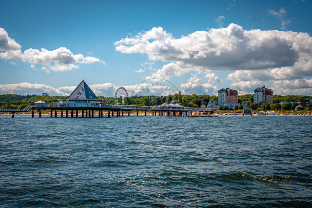 2026-08-08_12-42-33_860 | Pyramidenförmiges Gebäude am Pier, umgeben von fließendem Wasser und wolkenbedecktem Himmel, Heringsdorf, Usedom, Mecklenburg-Vorpommern, Deutschland - Realisiert mit Pictrs.com