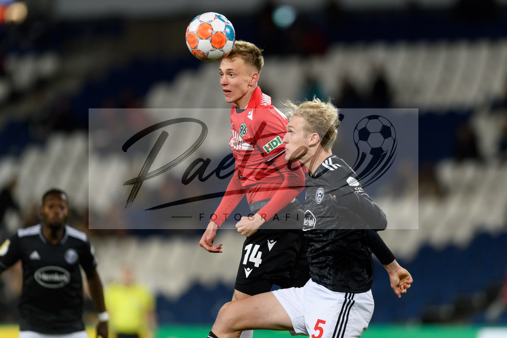 H96DUS20211027_009 | Fussball, Herren: Maximilian Beier (Hannover 96) und Christoph Klarer (Fortuna Duesseldorf) im Zweikampf bei dem Spiel der 2. Runde im DFB-Pokal zwischen Hannover 96 und Fortuna Duesseldorf in der HDI-Arena am 27.10.2021 in Hannover, Deutschland.DFB / DFL REGULATIONS PROHIBIT ANY USE OF PHOTOGRAPHS AS IMAGE SEQUENCES AND/OR QUASI-VIDEO. - Realisiert mit Pictrs.com