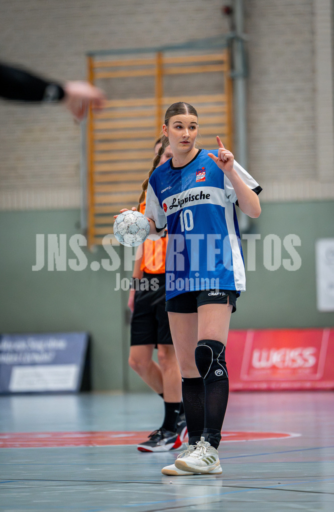 Handball I Frauen I Saison 2025-2026 I 3. Liga Staffel Nord I 10. Spieltag I SC SFN Vechta - HSG Blomberg-Lippe II I 0252 | Meggan Rusko (10, HSG Blomberg-Lippe II) zeigt den Spielzug an - Realisiert mit Pictrs.com