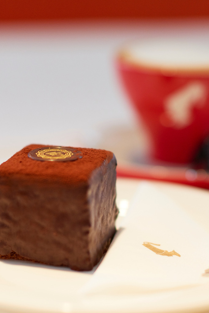 Cafe Meinl | Wien, Austria - August 28, 2017: Cafe Meinl am Graben, Schokowürfel mit Melange in roter Tasse. - Realisiert mit Pictrs.com