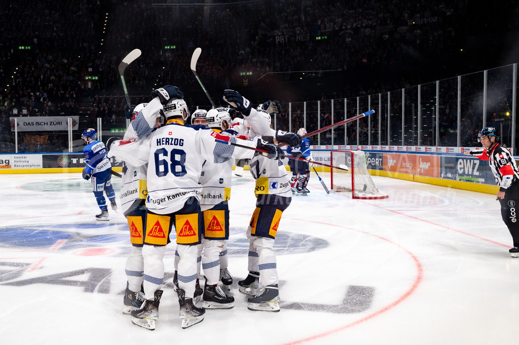 Swiss National League Final Game 2: ZSC Lions - EV Zug | 20.04.2022, Zürich, Hallenstadion, Swiss National League Final Game 2: ZSC Lions - EV Zug, #68 Fabrice Herzog (Zug) bejubelt mit Kollegen den 0:1-Führungstreffer durch #12 Yannick Zehnder (Zug). - Realisiert mit Pictrs.com