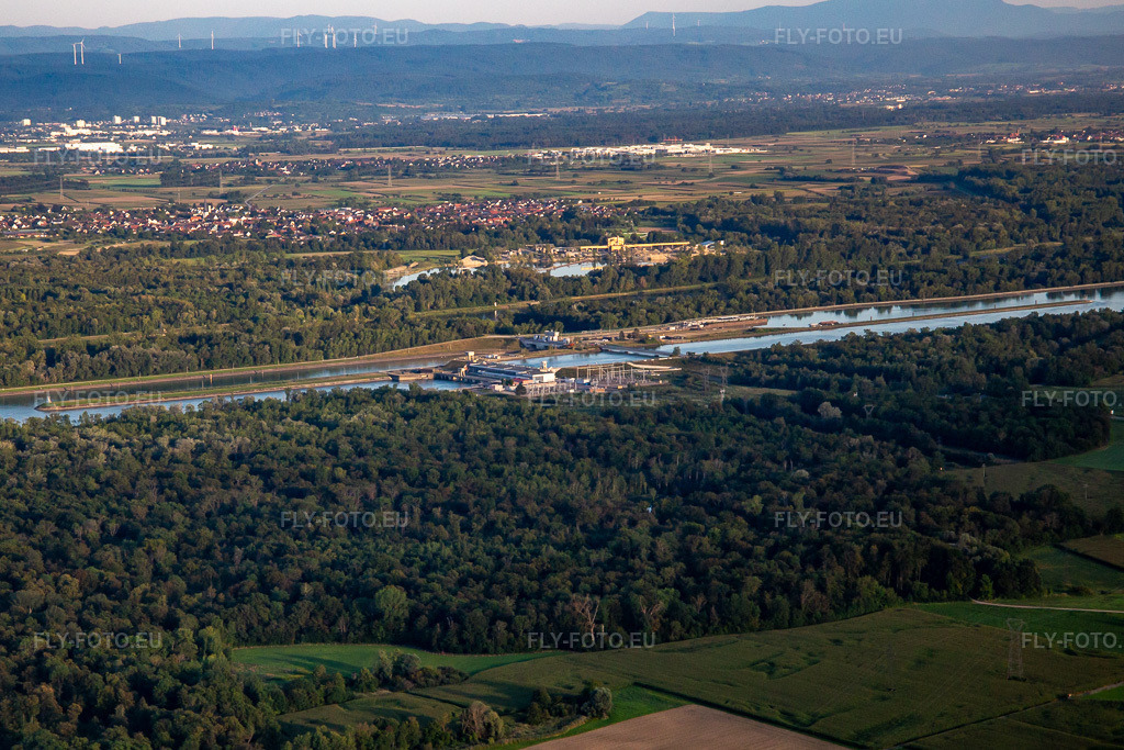 Vue aérienne: Écluses'/Centrale hydroélectrique EDF à l'écluse du Grand Canal D'Alsace EDF de Gerstheim à Gerstheim dans le département Bas Rhin, France – .Photo: IMG_137888.jpg prise le 18/08/2023 par Werner Riehm/FLY-FOTO.eu – Résolution de l'original: 4585 x 3057 px – EDF France | EDF FR
