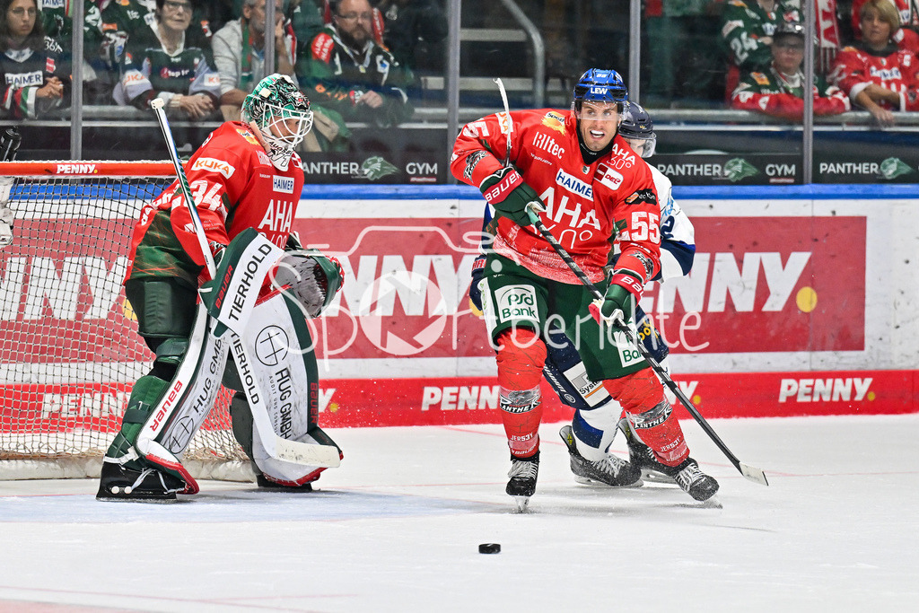 Augsburger Panther - Iserlohn Roosters | Ryan BUTTON (Augsburger Panther 55) kann hier vor Michael GARTEIG (Augsburger Panther 34 klären / Penny DEL: Augsburger Panther - Iserlohn Roosters; Curt Frenzel Stadion am 21.09.2025